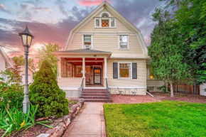 House w Detached Loft HotTub SmartTVs SelfEntry FirePit